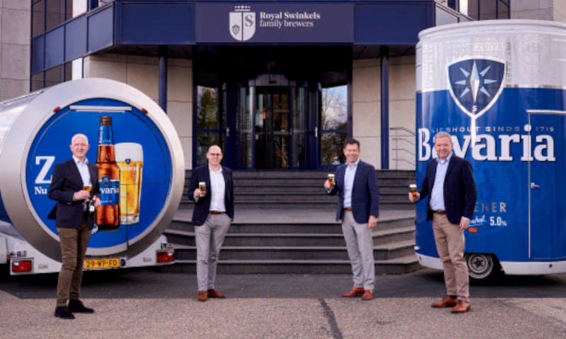 Teun Verheij, Thijs de Kort, Jan Willem Hilbron en Noud Swinkels bij het RSFB hoofdkantoor